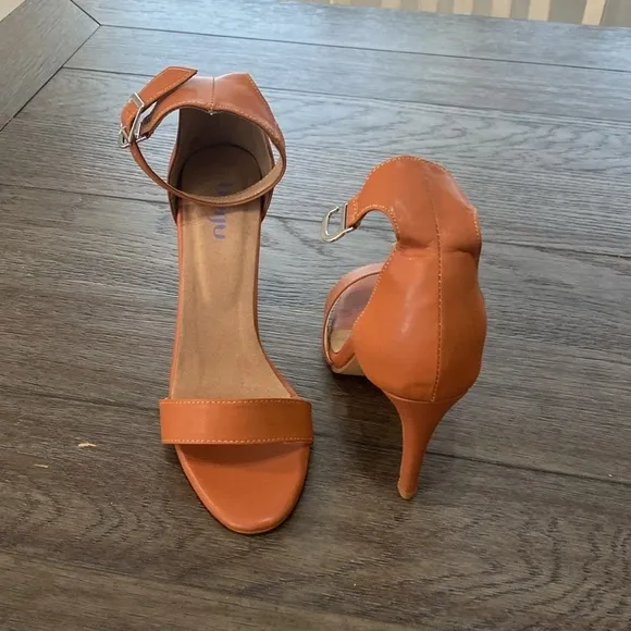 - NWT BURJU Zoe True Nude Classic Strappy Heeled Sandals | size 8.5