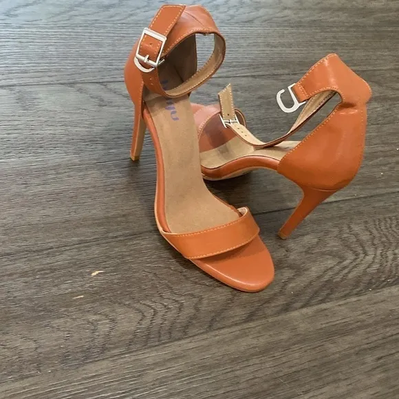 - NWT BURJU Zoe True Nude Classic Strappy Heeled Sandals | size 8.5