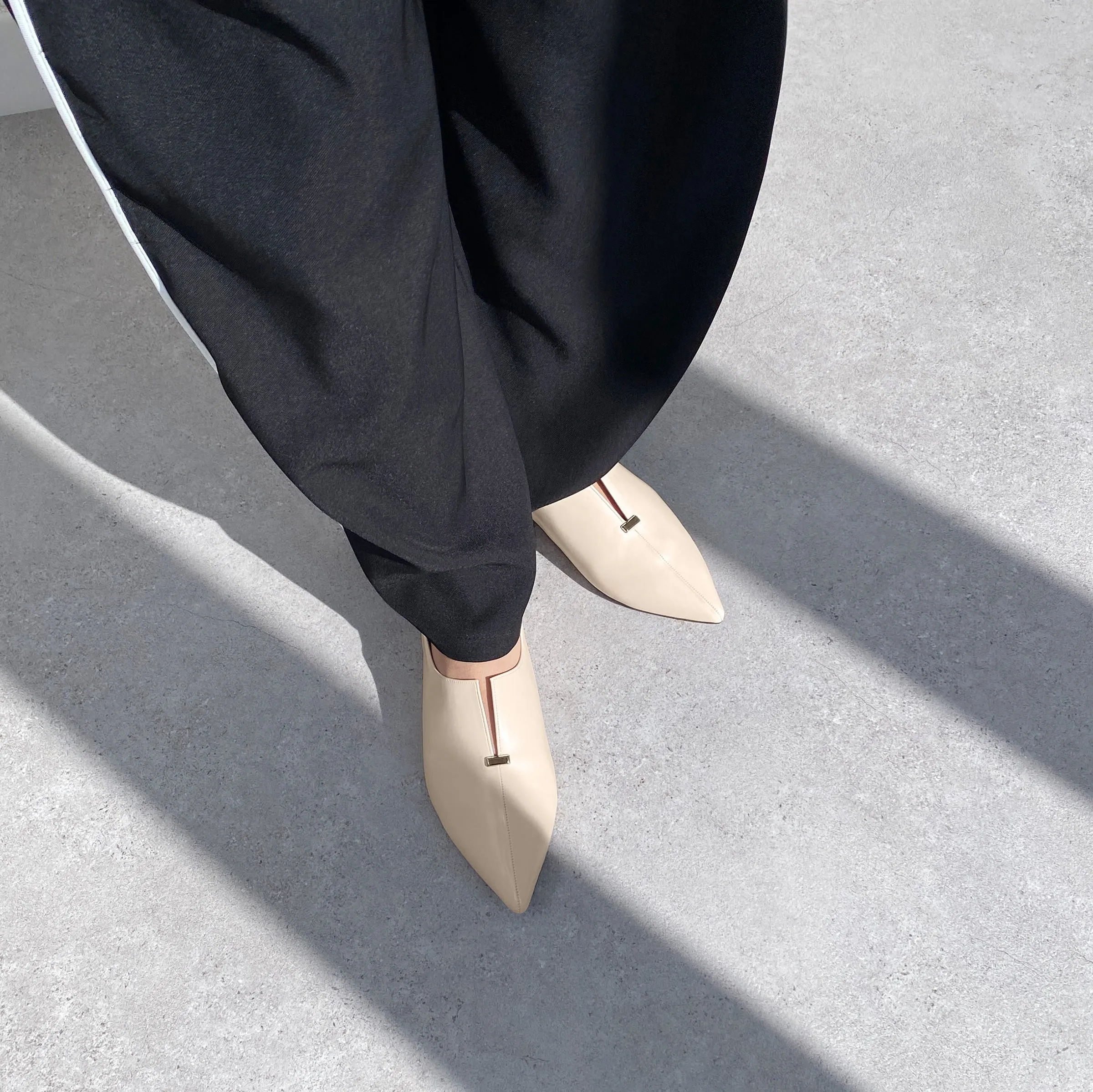 25% OFF: 2024SS: Metal Stud Slit Flat Shoes (4795) Ivory