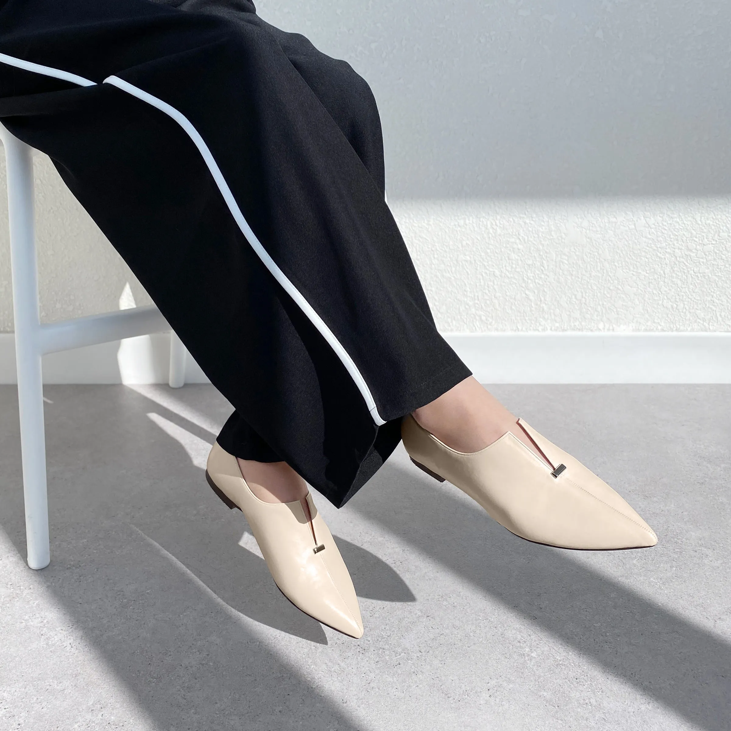 25% OFF: 2024SS: Metal Stud Slit Flat Shoes (4795) Ivory