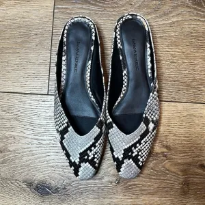 Banana Republic Snake Print Leather Mules Size 6M