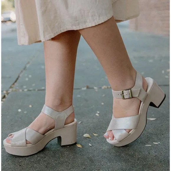 Chocolat Blu Ginny Platform Criss Cross Chunky Sandals Champagne Leather SZ 10