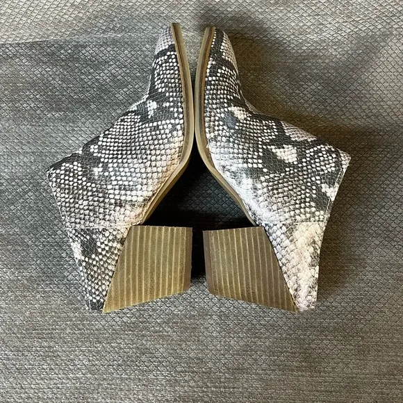 Dolce Vita Roya Slip Boot Snake Print Mules size 7.5. EUC