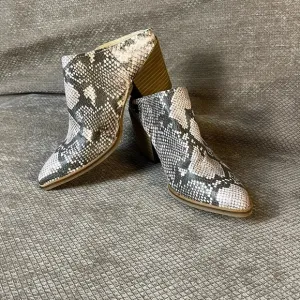 Dolce Vita Roya Slip Boot Snake Print Mules size 7.5. EUC