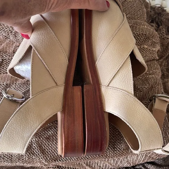 Free People size 9. “Catalina”beige,leather, strappy sandals. Ankle strap. EUC