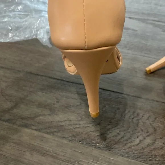 NWT BURJU Zoe True Nude shade 3 Classic Strappy Heeled Sandals | size 6