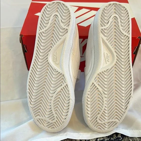 Unisex kids white Nike sneakers