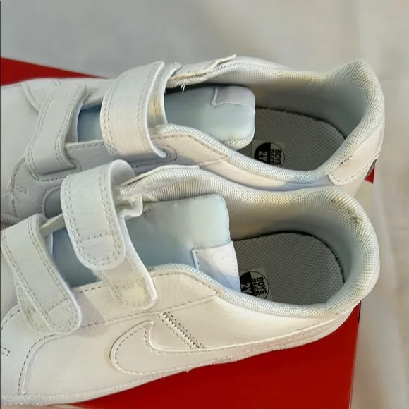 Unisex kids white Nike sneakers