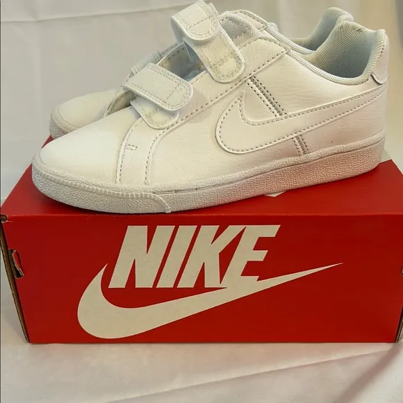 Unisex kids white Nike sneakers