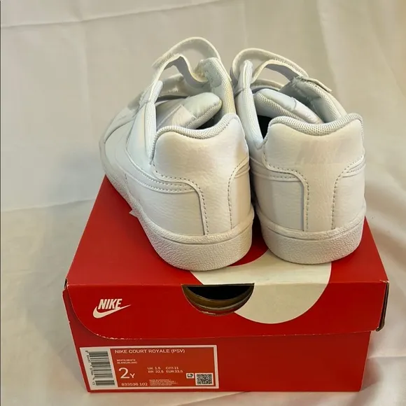 Unisex kids white Nike sneakers